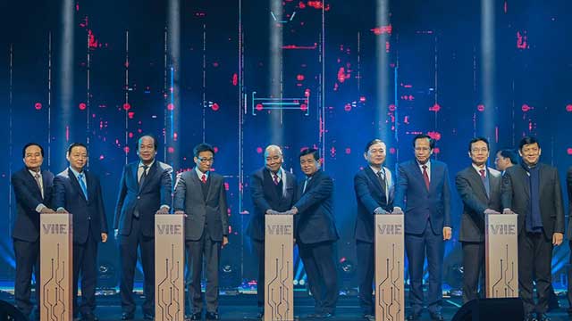 Thủ tướng Nguyễn Xuân Phúc:  "Nếu không đầu tư công nghệ, chúng ta sẽ kẹt trong hố năng suất thấp"